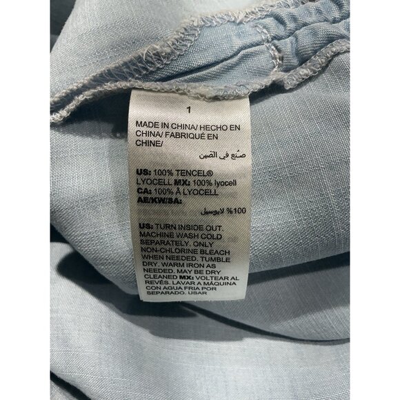 Chicos Top Size 1 (Medium) Lightweight Denim Look Adj. Rouched Sides VNeck - Picture 7 of 8